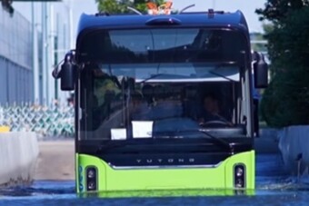 Videón, mi történik, ha vízbe hajtanak egy villanybusszal