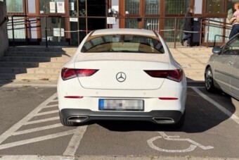 Úgy parkolt a Mercedesszel, hogy egyenruhások várták mire visszatért