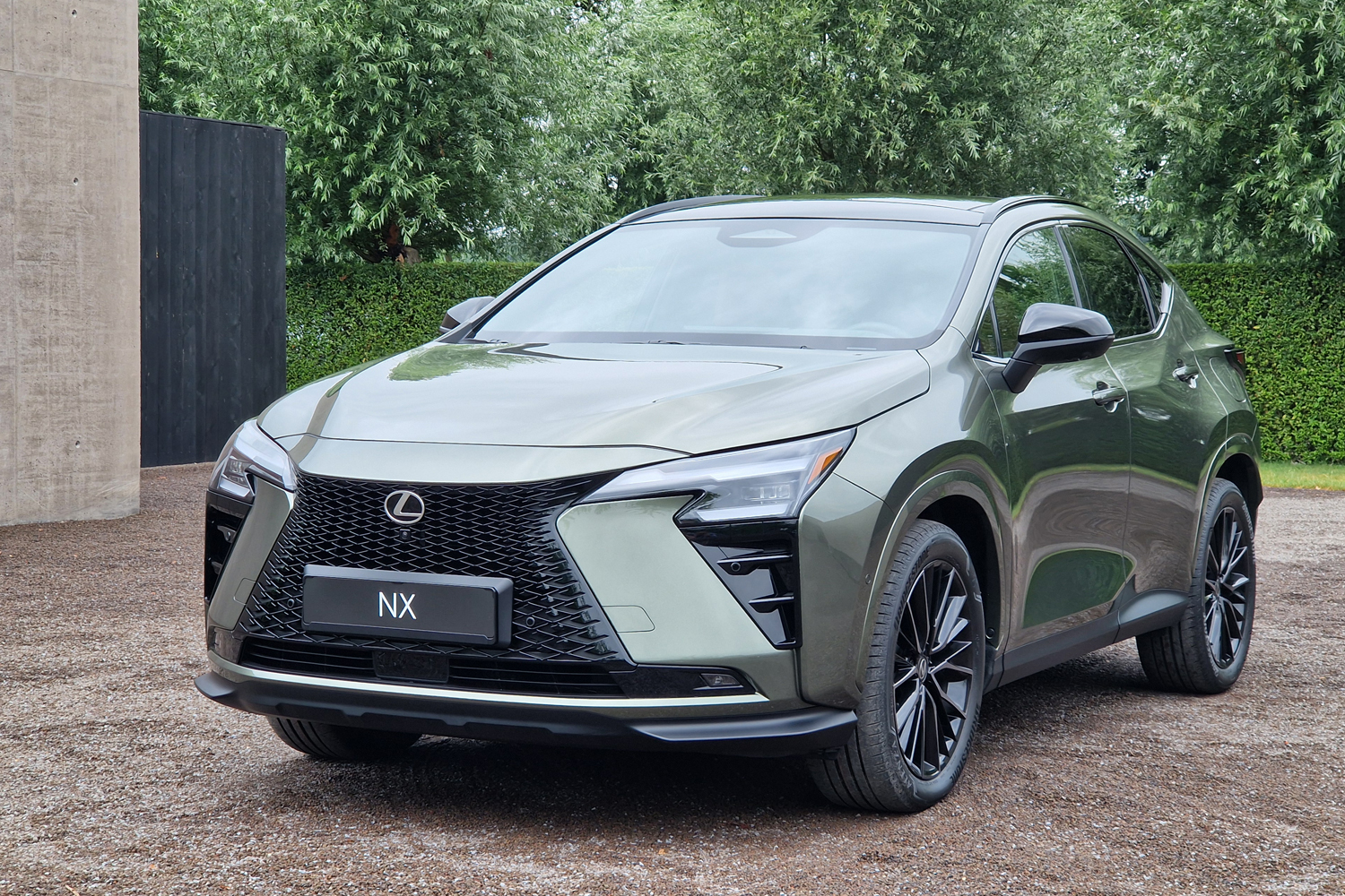 Villannyal frissít a Lexus legfontosabb modellje