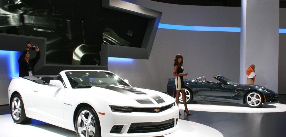 Képzett szépség Amerika Ferrarija mellett