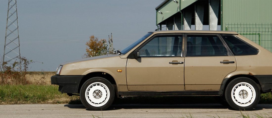 Egy Lada, ami BMW-t eszik reggelire