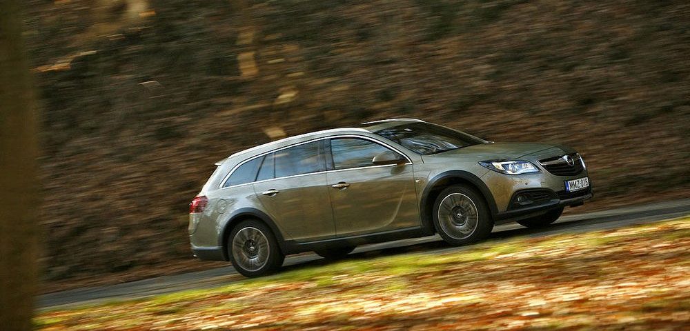 Öltönyhöz megy a bakancs?