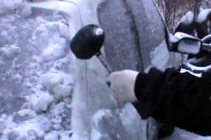 Kalapáccsal szabadította ki autóját a jég alól