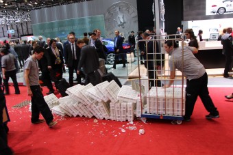 Törtek-zúztak az autószalonon