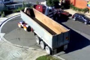 Így kell ügyesen kamionnal megfordulni