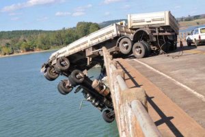 A pokol küszöbéről mentették meg a kamionsofőrt