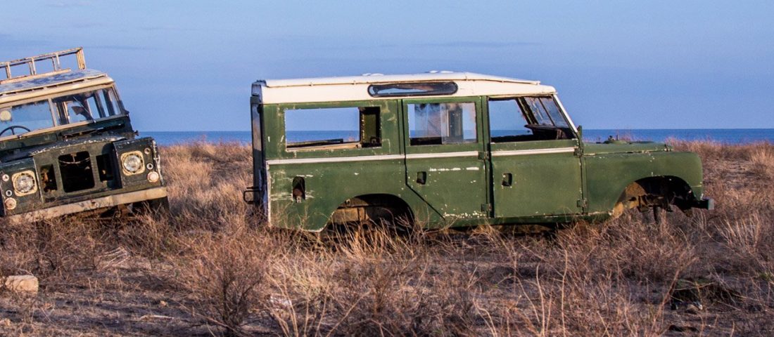 Némán rohadó Land Roverek