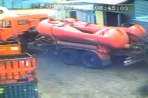 Elképesztő! – Összeroppant az acéltartály