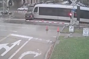 Két gyerekkel hajtott a vonat elé