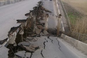 Autók keltek át a hídon, miközben az leomlott