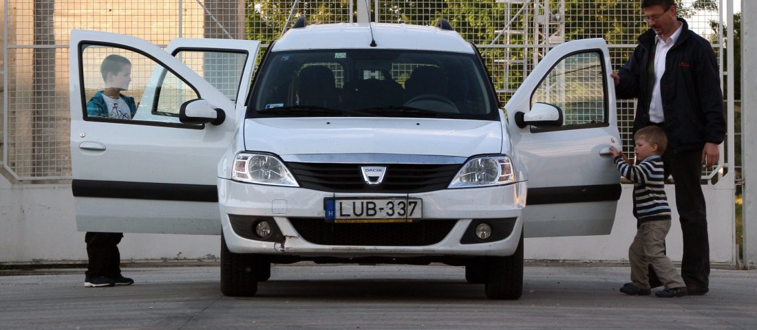 A te autód is túlélne négy gyereket?