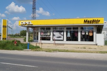 Bálabontás az Opel-szalonban