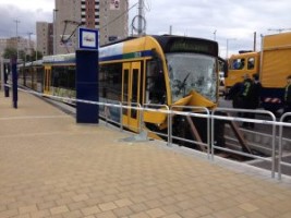 Csúnyán összetört egy Combino villamos