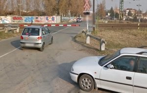 Vasúti sorompó rongált autókat Békéscsabán