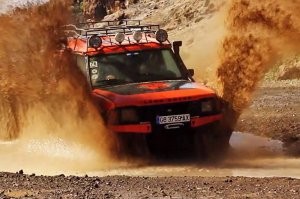 Hemperegj te is sárban!