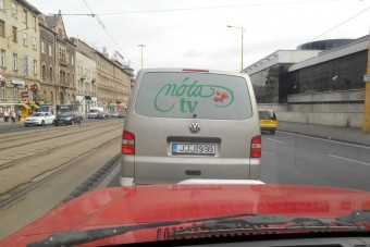 Jó ötlet a hátsó szélvédő bevonása reklámfóliával?