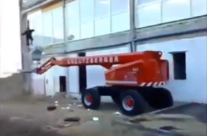 Sokkoló baleset - kilőtte magát a munkagéppel