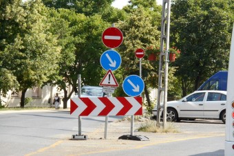 Zsák a foltját: rossz forgalomszervezés, figyelmetlen autósok