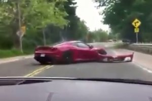 A nap lúzere: így összetörni egy Ferrarit!?