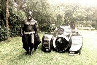 Eszement Batmobil a “melóba járós” autója egy orvosnak 9 Eszement Batmobil a “melóba járós” autója egy orvosnak 9