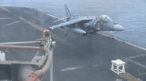 Ilyet még nem láttál: hokedlin landolt a vadászgép!