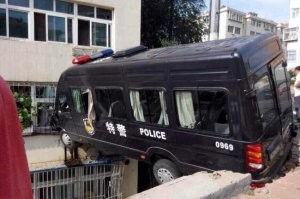 Rendőrautó három emelet magasban