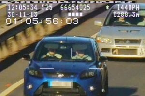 240-el száguldott, be sem kötötte a gyerekeket