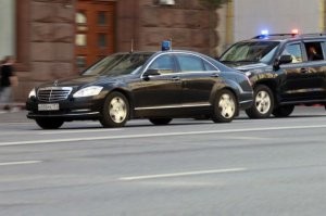 Orosz politikus csak orosz autóban! Vagy nem.