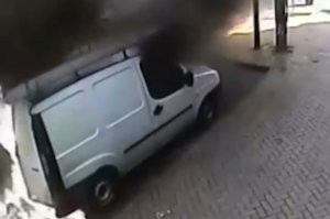 Felrobbant egy furgon a belvárosban