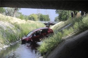 A nap képe - Patakba esett az autó