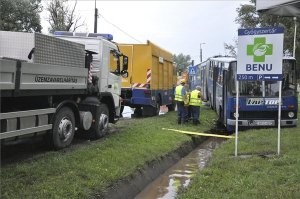 A nap képe - BKV-busz az árokban