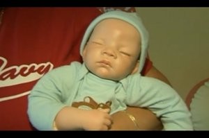 Kocsiblakot törtek, hogy játékbabát mentsenek