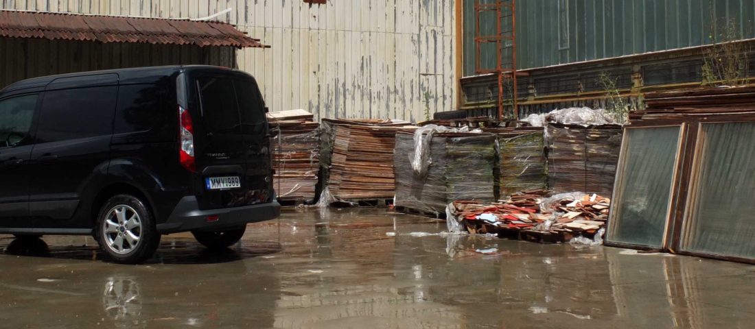 Egy túlöltözött melós a Fordtól