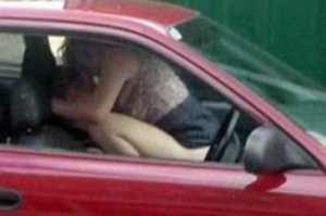 Anyja korabeli nővel szexelt a kocsiban