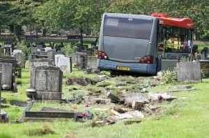 Temetőben pusztított, 30 halottat gázolt a busz