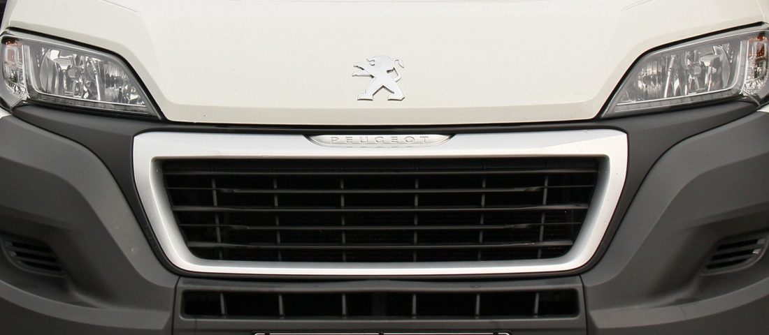 Csókos szájú fizikai munkás