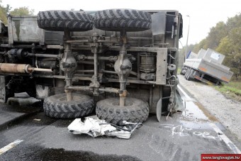 Felborult egy katonai teherautó, sérültek