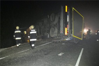 Képeken az abonyi kamionbaleset