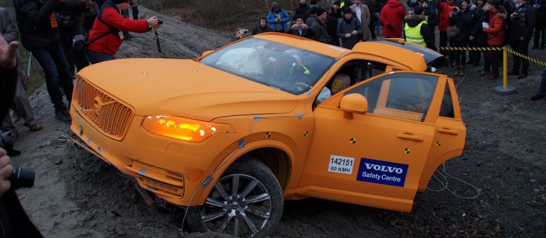 Az orrunk előtt löktek árokba egy új Volvót
