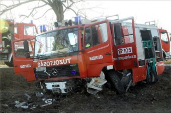 Tűzoltóautók ütköztek Monorierdőn, lezárták a 4-es utat