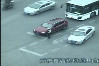 Félreértésből gázolta halálra a rendőrt a BMW-s