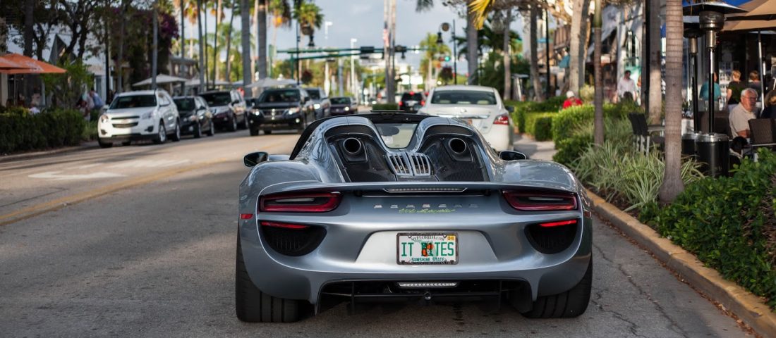 A nagymama, aki járókeret helyett Porschéval tolja