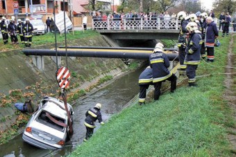 Ittas csapatás Budapesten, az autó a Rákos-patakban végezete