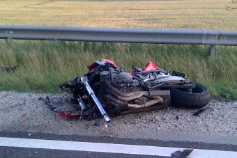 Teljes útlezárás a 6-oson, motor és teherautó ütközött