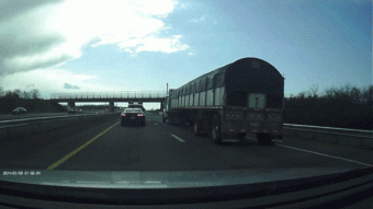 Brutális hármasbaleset autópályán, az ártatlan kamionos szívta meg