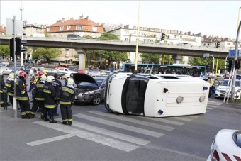 Felborult egy rabszállító Budapesten