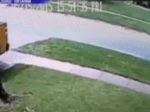 Hétéves kislányt vonszolt maga után a busz