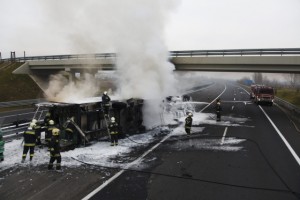 Lezárták az M7-est: kamion szakította át a szalagkorlátot