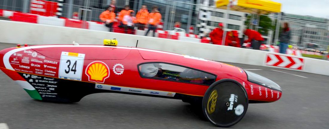 Kíváncsi vagy, mennyit lehet autózni egyetlen liter benzinnel?