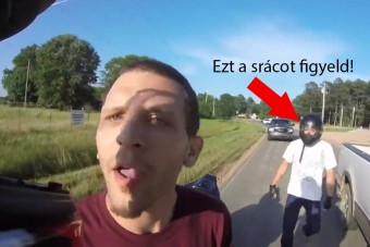 Olyat csinál a motoros az autóssal, hogy nekünk fáj